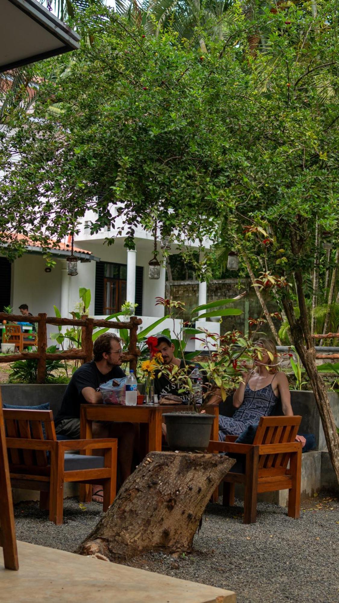 Hotel Surf N Spice - Hiriketiya à Dikwella Extérieur photo